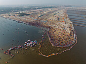 Luftaufnahme von Menschen, die sich zur Prayag Kumbh Mela entlang des Yamuna-Flusses versammeln, einem heiligen Fest für Gläubige in Triveni Sangam in Prayagraj, Uttar Pradesh, Indien.