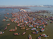 Luftaufnahme von Menschen, die sich zur Prayag Kumbh Mela entlang des Yamuna-Flusses versammeln, einem heiligen Fest für Gläubige in Triveni Sangam in Prayagraj, Uttar Pradesh, Indien.