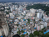 Luftaufnahme einer belebten Stadtlandschaft mit modernen Gebäuden und Grünflächen, Chittagong, Chittagong, Bangladesch.