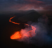 Luftaufnahme des kleinen Vulkans Huttur mit glühender Lava und dramatischem Rauch in einer Vulkanlandschaft, Grindavik, Region Südliche Halbinsel, Island.