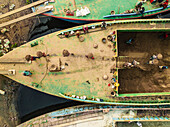 Dhaka, Bangladesch - 02. Februar 2025: Luftaufnahme von Menschen, die mit Booten und in der Zementindustrie entlang des Buriganga-Flusses arbeiten, Darus Salam Thana, Dhaka, Bangladesch.