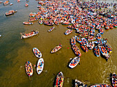 Luftaufnahme von Menschen, die sich zur Prayag Kumbh Mela entlang des Yamuna-Flusses versammeln, einem heiligen Fest für Gläubige in Triveni Sangam in Prayagraj, Uttar Pradesh, Indien.