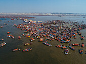 Luftaufnahme von Menschen, die sich zur Prayag Kumbh Mela entlang des Yamuna-Flusses versammeln, einem heiligen Fest für Gläubige in Triveni Sangam in Prayagraj, Uttar Pradesh, Indien.