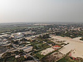 Luftaufnahme der städtischen und ländlichen Landschaft mit Gebäuden und Ackerland, Duptara, Araihazar, Dhaka, Bangladesch.