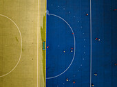 Luftaufnahme des pulsierenden Nationalstadions von Bangladesch mit Spielern in Aktion auf dem blauen und grünen Spielfeld, Paltan Thana, Dhaka, Bangladesch.