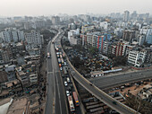 Luftaufnahme einer belebten Stadtlandschaft mit modernen Gebäuden und belebten Straßen, Gendaria, Dhaka, Bangladesch.