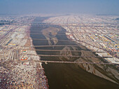 Luftaufnahme von Menschen, die sich zur Prayag Kumbh Mela entlang des Yamuna-Flusses versammeln, einem heiligen Fest für Gläubige in Triveni Sangam in Prayagraj, Uttar Pradesh, Indien.