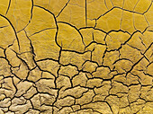 Luftaufnahme von gerissener Erde und trockenen Landschaftsmustern, Rio Tinto, Huelva, Spanien.