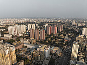 Luftaufnahme einer pulsierenden Stadtlandschaft mit Hochhäusern und belebten Straßen, Paltan Thana, Dhaka, Bangladesch.