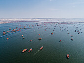 Luftaufnahme von Menschen, die sich zur Prayag Kumbh Mela entlang des Yamuna-Flusses versammeln, einem heiligen Fest für Gläubige in Triveni Sangam in Prayagraj, Uttar Pradesh, Indien.