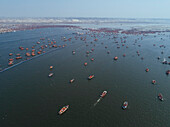 Luftaufnahme von Menschen, die sich zur Prayag Kumbh Mela entlang des Yamuna-Flusses versammeln, einem heiligen Fest für Gläubige in Triveni Sangam in Prayagraj, Uttar Pradesh, Indien.