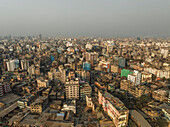 Luftaufnahme einer belebten Stadtlandschaft mit Hochhäusern und Dächern, Sadar Ghat, Keraniganj, Dhaka, Bangladesch.