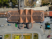 Luftaufnahme einer farbenfrohen städtischen Architektur mit symmetrischen Gebäuden und üppigen Gärten, Ward 10, Da Lat, Lam Dong, Vietnam.