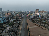 Luftaufnahme einer pulsierenden Stadtlandschaft mit modernen Gebäuden und belebten Straßen, Gendaria, Dhaka, Bangladesch.