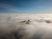 Luftaufnahme einer majestätischen Burg, umgeben von Nebel und Wolken, Zagreb, Kroatien.