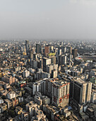 Luftaufnahme einer belebten städtischen Skyline mit modernen Hochhäusern und dichter Architektur, Shahbag, Dhaka, Bangladesch.