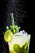 Ein spritziger Mojito-Cocktail mit frischer Minze, Limettenscheiben und Eis in einem hohen Glas Dramatische Beleuchtung hebt erfrischende Details hervor und schafft eine lebendige und kühle Atmosphäre