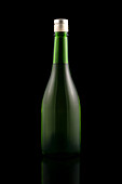 Eine grüne Glasweinflasche mit einem silbernen Verschluss steht vor einem schwarzen Hintergrund. Das elegante Design und die schlichte Erscheinung heben die spiegelnde Oberfläche der Flasche hervor.
