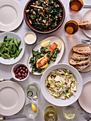 Gesundes Abendessen aus saisonalen Zutaten: Tofu mit Grünkohl, Fenchel- und Apfelsalat, gedämpfte Zuckerschoten, gebratener Fisch und Sauerteigbrot.