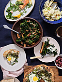 Gesundes Abendessen aus saisonalen Zutaten: Tofu mit Grünkohl, Fenchel und Apfelsalat, gedämpfte Zuckerschoten, gebratener Fisch und Sauerteigbrot.