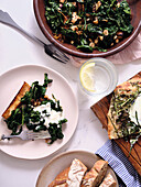 Gesundes Abendessen aus saisonalen Zutaten: Tofu mit Grünkohl, Fenchel- und Apfelsalat, gedämpfte Zuckerschoten, gebratener Fisch und Sauerteigbrot.