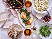 Gesundes Abendessen aus saisonalen Zutaten: Tofu mit Grünkohl, Fenchel und Apfelsalat, gedämpfte Zuckerschoten, gebratener Fisch und Sauerteigbrot.