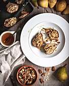 Gebackene Birnen, gefüllt mit Ahorn-Pekannuss-Granola