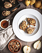 Gebackene Birnen gefüllt mit Ahorn-Pekannuss-Granola