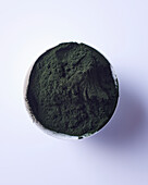 Spirulinapulver im Schälchen