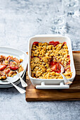 Strawberry crumble with cane sugar