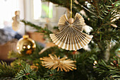 Papierengel und goldene Kugeln am Weihnachtsbaum
