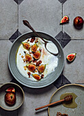 Yoghurt with figs, walnuts and honey