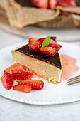 Baskischer Käsekuchen aus dem Airfryer mit Erdbeeren