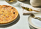 Onion tart with gorgonzola and dates