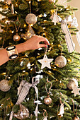 Weihnachtsbaum mit handgefertigten Stern-Anhängern, Weihnachtskugeln und Schleifen