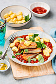 Panierte Kohlrabischnitzel aus dem Airfryer mit Gnocchi und Tomatensauce