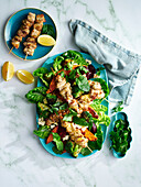 Mediterrane Hähnchenspieße aus dem Airfryer auf Salat