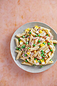 Carbonara-Nudelsalat mit Kochschinken und Erbsen