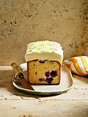 Zitronen-Blaubeer-Kastenkuchen mit Mascarpone-Glasur