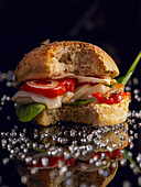 Burger mit Adlerfischfilets, Spinat und Tomaten