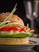 Burger mit Adlerfischfilets, Spinat und Tomaten