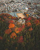 Luftaufnahme der Burg Echizen-Ono bei Sonnenuntergang während der Koyo-Saison, Fukui, Japan.