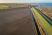 Luftaufnahme einer durch einen Höhenschutzwall geschützten landwirtschaftlichen Fläche, Niederlande.