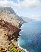 Luftaufnahme der wunderschönen Küstenlinie mit felsigen Klippen und ruhigem Meer, Agaete, Las Palmas, Gran Canaria, Spanien
