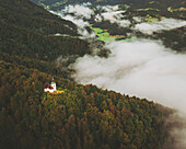 Luftaufnahme der Kirche sv Primoza in Felicijana, Slowenien.