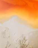 Luftaufnahme der leuchtend orange-gelben Minenanlage der Minas de Rio Tinto, Kupfermine, El Campillo, Huelva, Spanien.