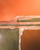 Luftaufnahme der Hutt Lagoon mit leuchtend rosa Wasser und geometrischen Formen, Yallabatharra, Australien.