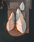 Luftaufnahme des Opernhauses von Sydney bei Sonnenaufgang über dem Hafen, Sydney, Australien.