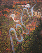 Luftaufnahme einer kurvenreichen Straße, die zum Berg Haruna führt, während der Koyo-Saison, Gunma, Japan.