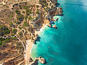 Luftaufnahme der Küstenlinie und des Strandes von Ponta da Piedade in Portugal.